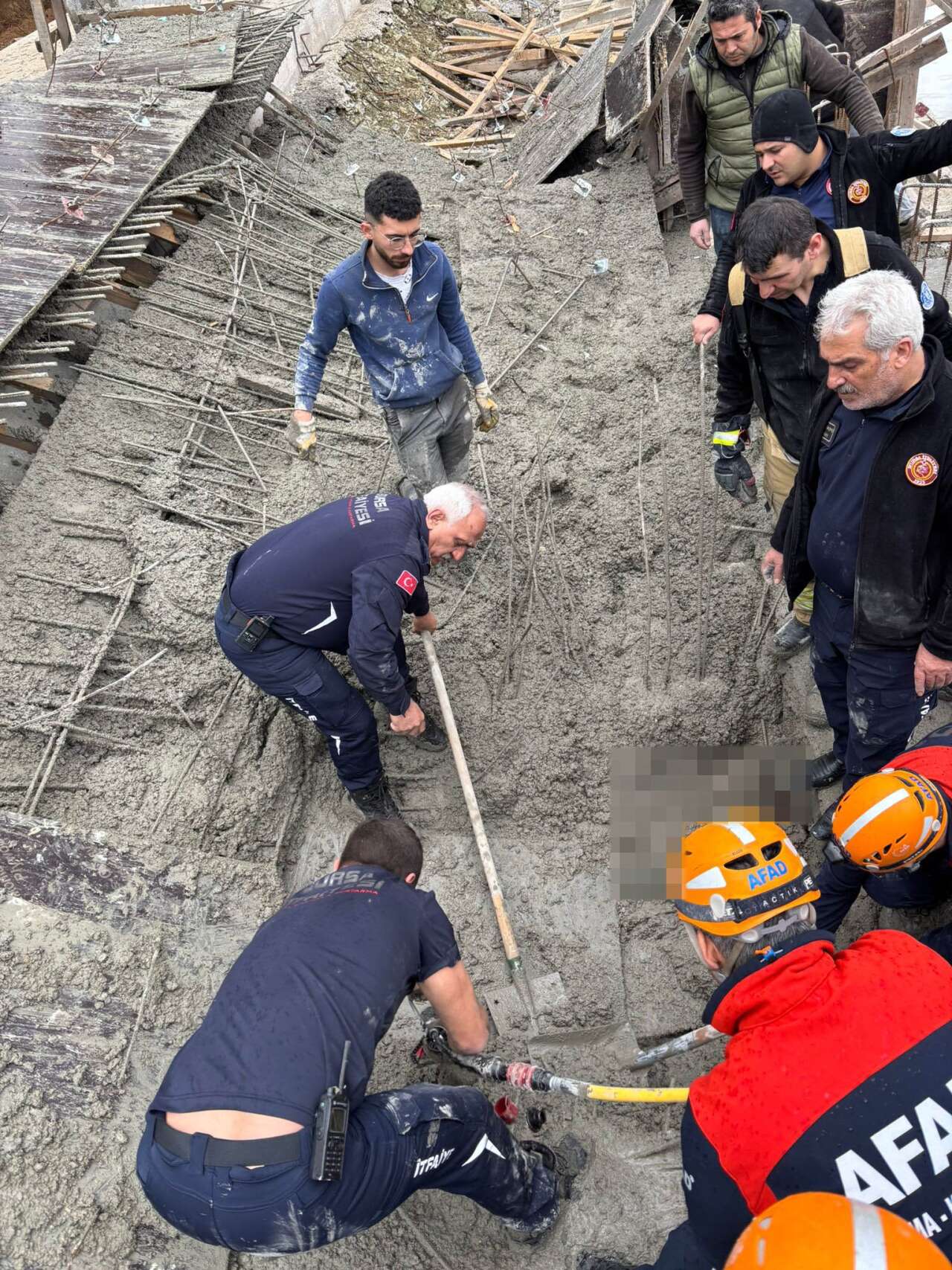 İşçiler tonlarca betonun altında kaldı! 1 ölü, 2 yaralı var 4